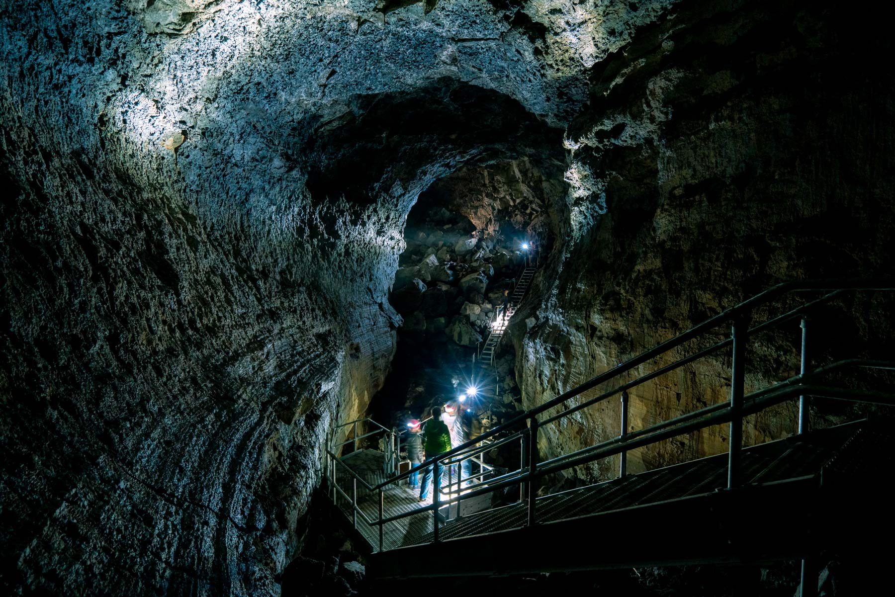 lava river cave hike bend oregon, best caves oregon